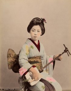 Retrato de una geisha tocando el shamisen, c.1890 (foto coloreada)